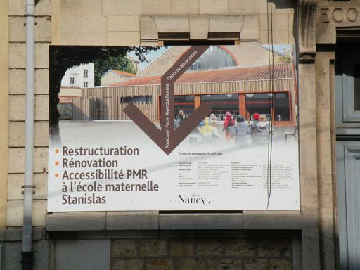  panneau annonçant la restructuration de l'école maternelle Stanislas